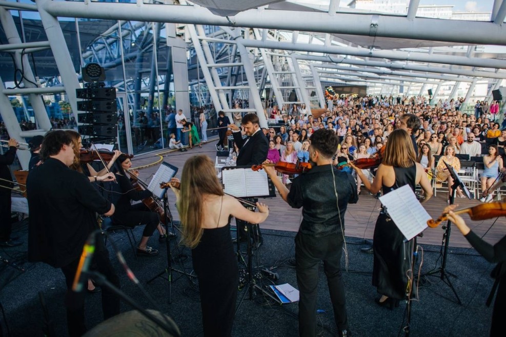 billie-eilish-lana-del-rey-the-weeknd-u-vikonanni-orkestru-a-concert_149