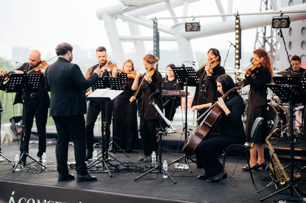 rok-hiti-u-vikonanni-orkestru-na-terasi-gulliver-a-concert_971