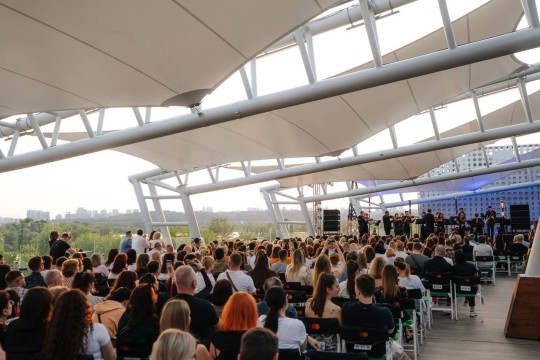 michael-jackson-u-vikonanni-simfonichnogo-orkestru-river-a-concert_750