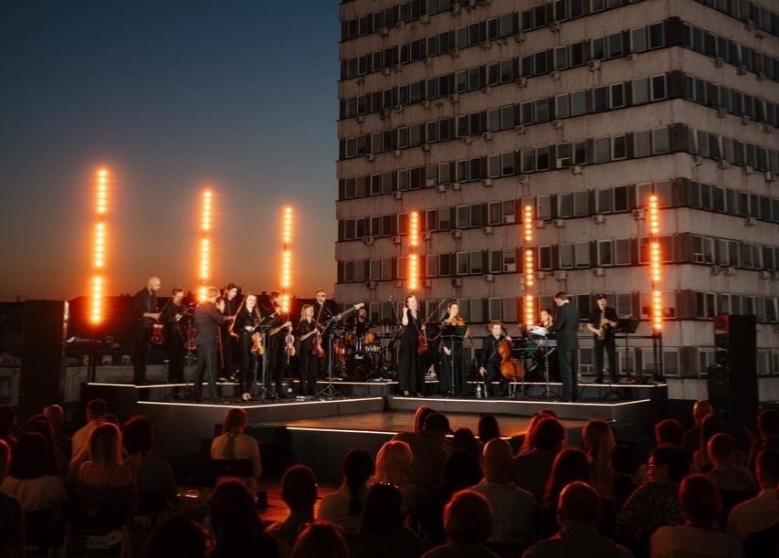 ukrayinski-hiti-u-vikonanni-orkestru-na-terasi-gulliver-a-concert_607