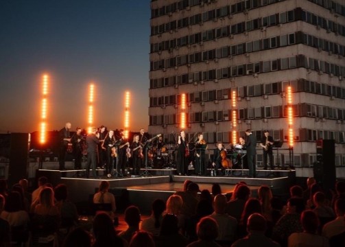ukrayinski-hiti-u-vikonanni-orkestru-na-terasi-gulliver-a-concert_607