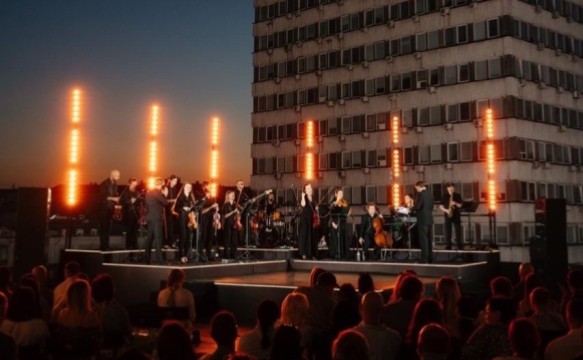 imagine-dragons-coldplay-linkin-park-u-vikonanni-orkestru-na-terasi-a-concert_608