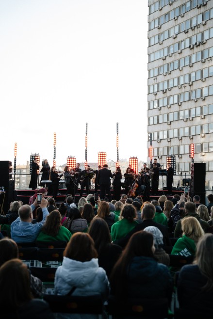 rok-hiti-u-vikonanni-orkestru-na-terasi-gulliver-a-concert_317