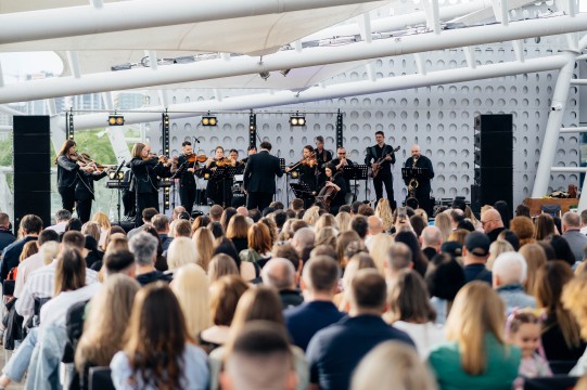 rok-hiti-u-vikonanni-orkestru-na-terasi-gulliver-a-concert_99