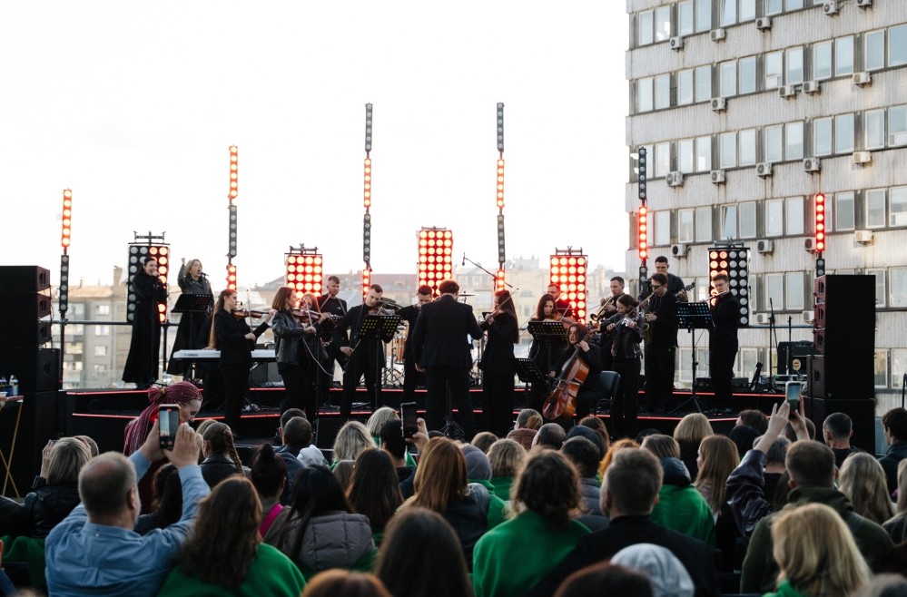 lady-gaga-adele-rihanna-u-vikonanni-orkestru-na-terasi-a-concert_160