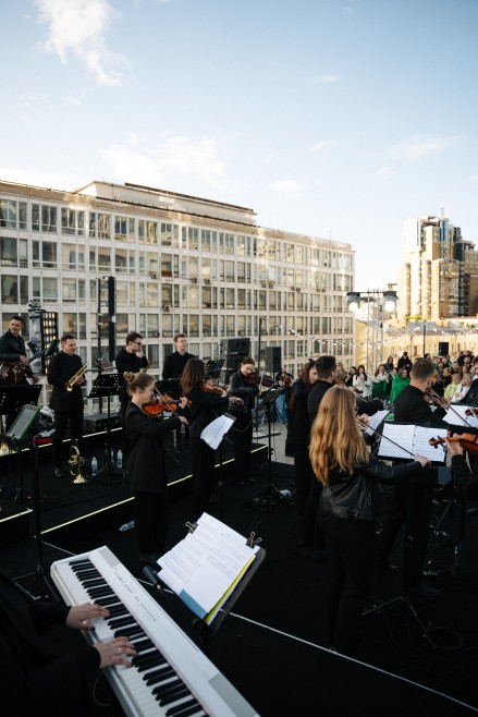 lady-gaga-adele-rihanna-u-vikonanni-orkestru-na-terasi-a-concert_635