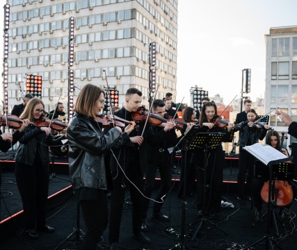 pop-hiti-u-vikonanni-simfonichnogo-orkestru-na-terasi-a-concert_685