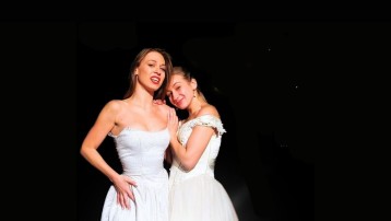 Шахрайки? Лесбійки?! Красуні